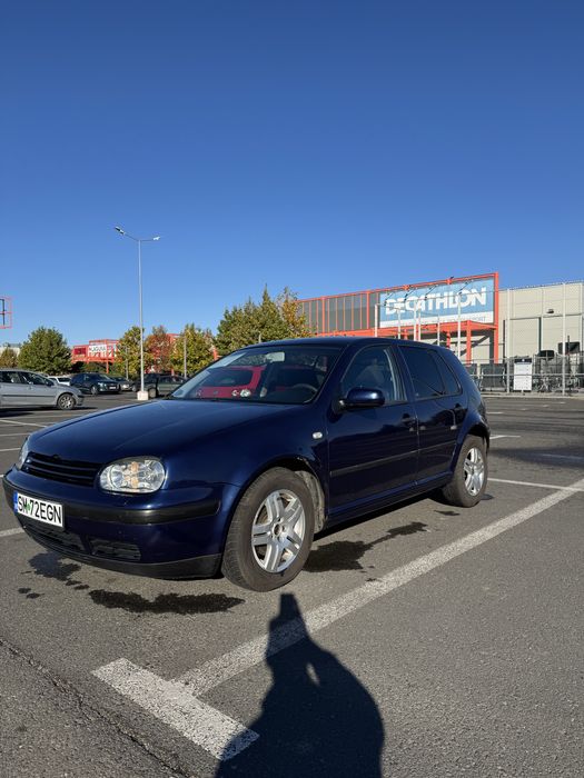 Vand Golf 4 . 1.6 Benzina