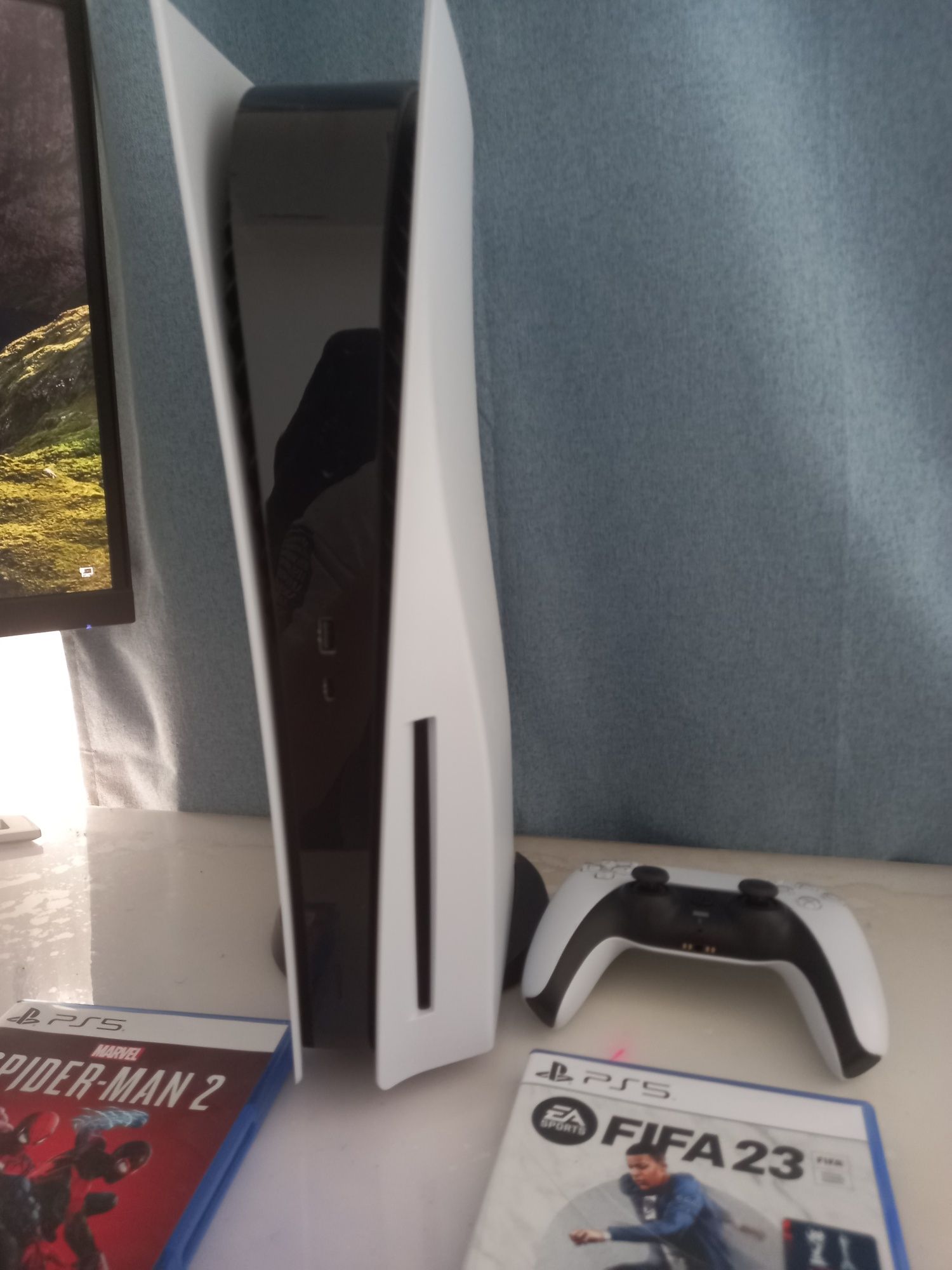 PS5 с гаранция + 2 игри