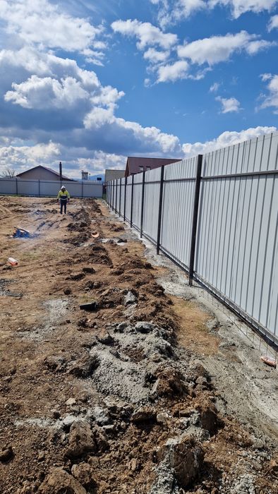 Construim la comanda dvs. garduri si porti din:
- panouri stil jaluzea