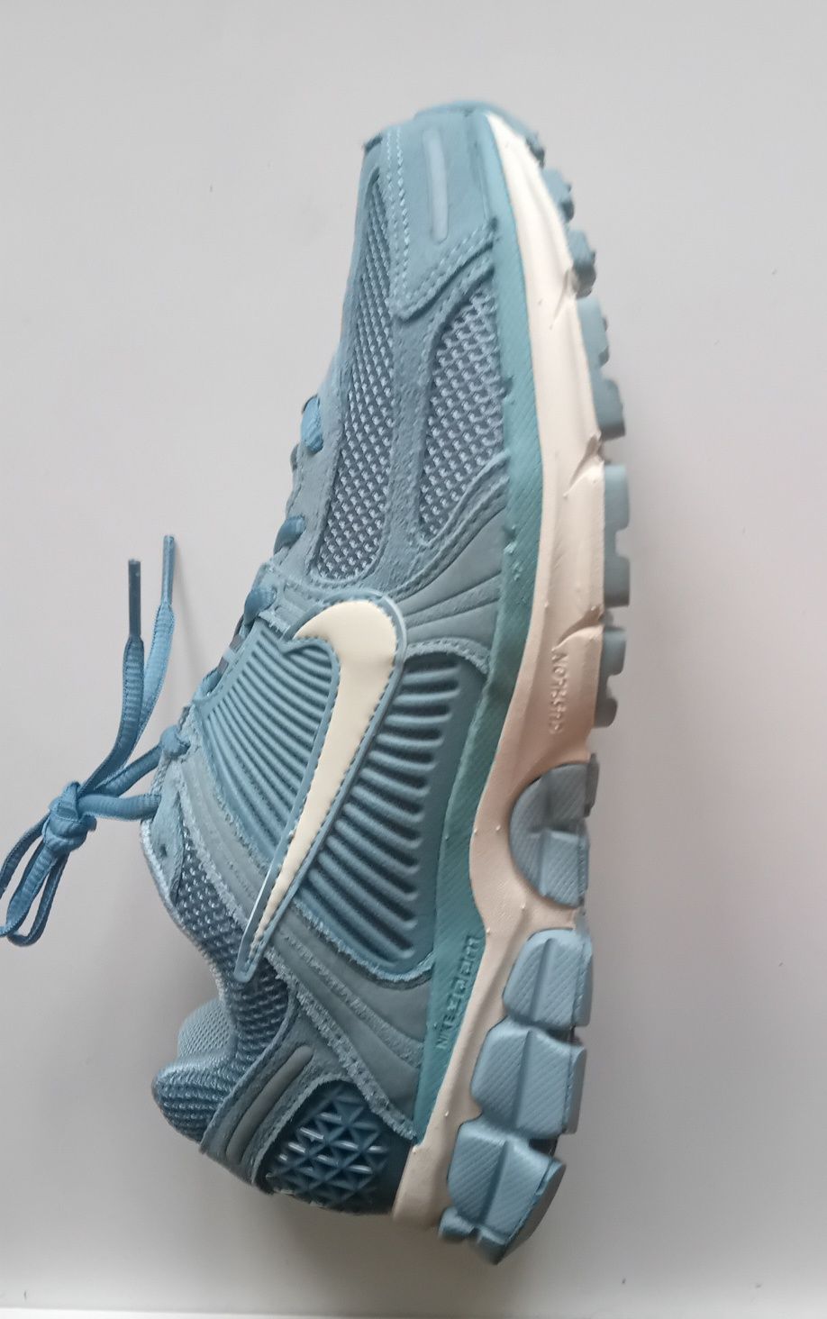 Оригинални обувки Nike Vomero 5