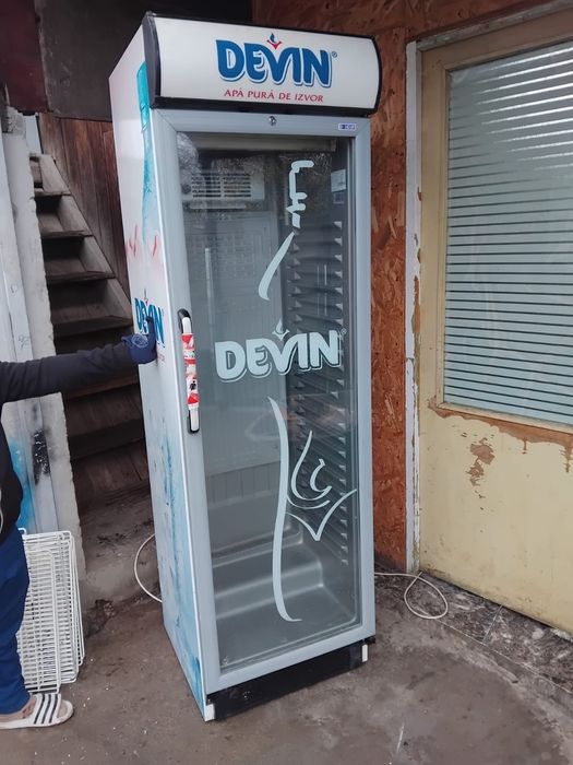 Vând vitrina de prăjituri