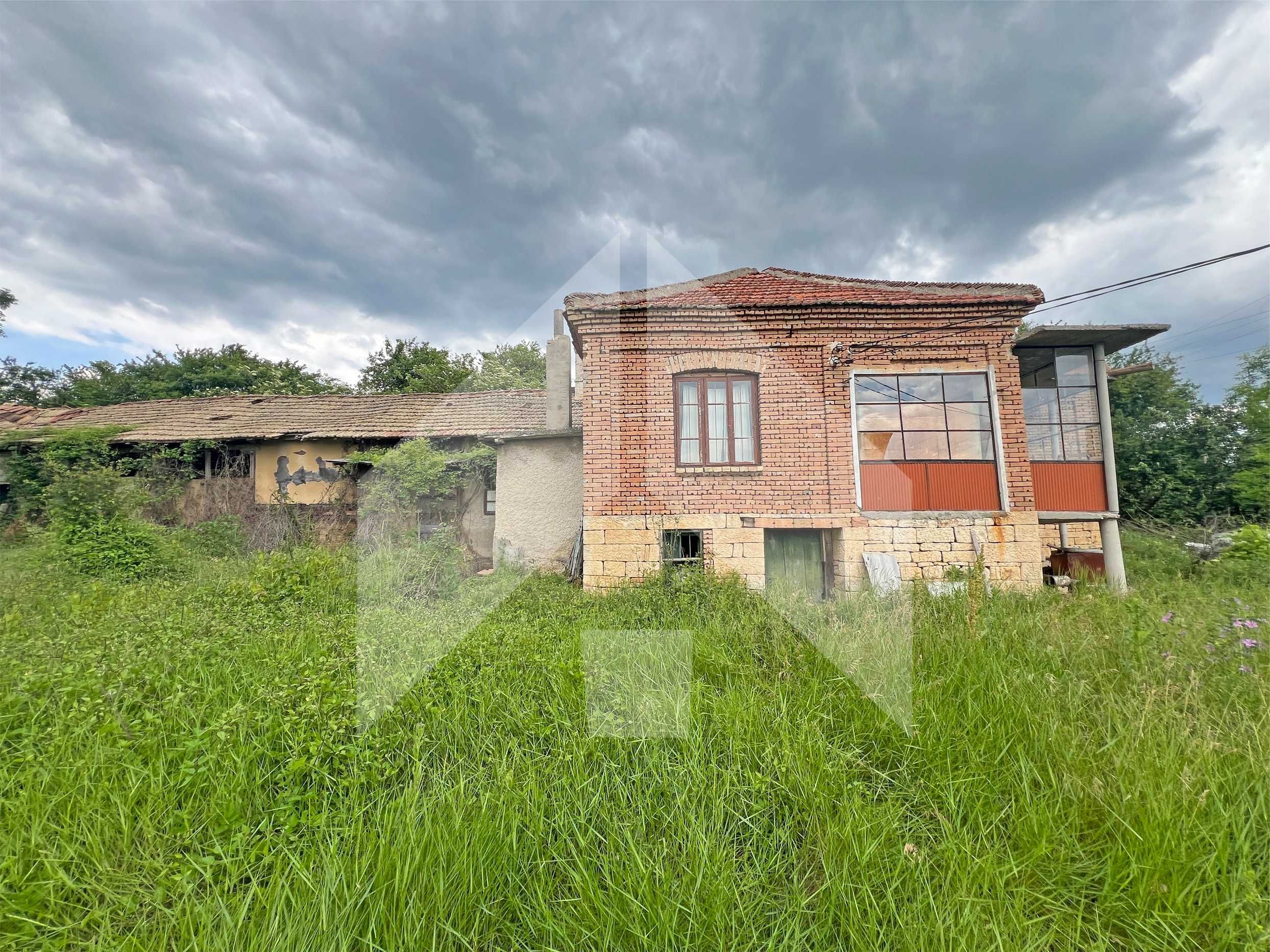Продава тухлена селска къща в ЕКО село Беджене, община Нови пазар.