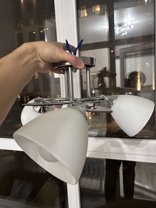 Продам люстру трехрожковый с лампочками