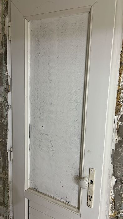 Дверь пластик б.у.