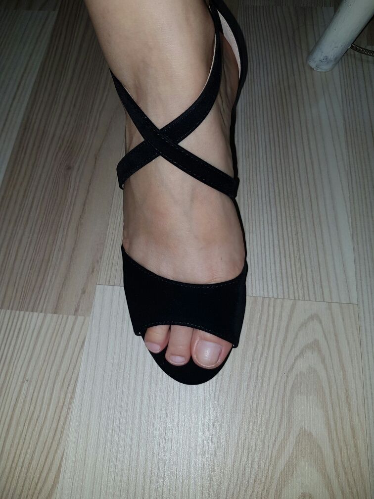 Sandale cu toc culoarea negru, cu toc super confortabil, și curele