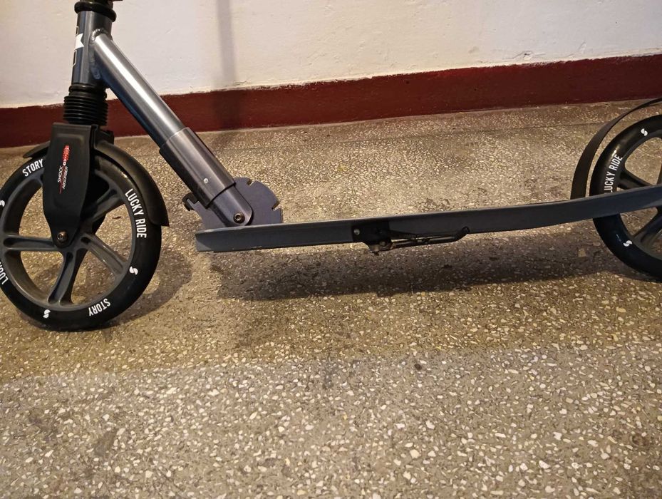 Trotinetă Story cu shock absorber din Suedia