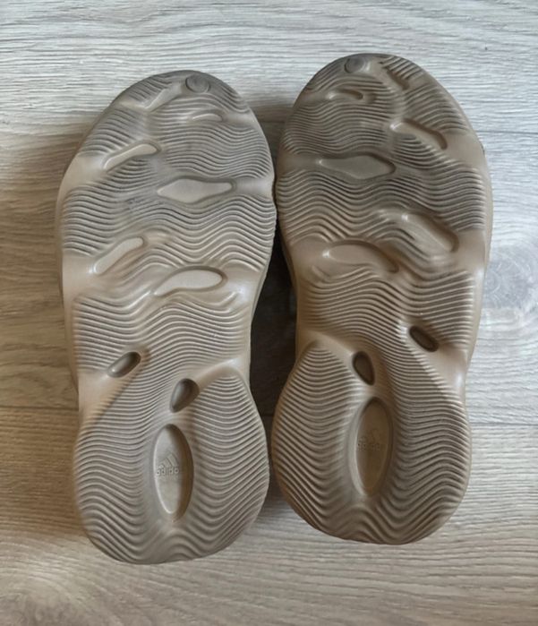 vand yeezy foam rnr noi crem