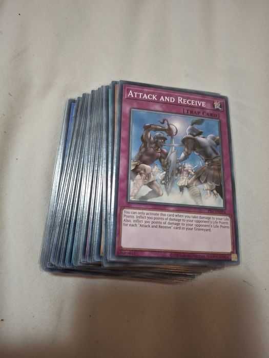 Оригинални карти yu-gi-oh с протектори 81 на брой.