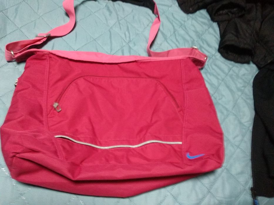 Vând geanta de dama pt sala Nike