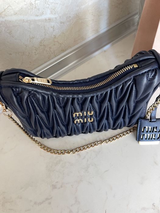 Miu Miu matelasse тъмносиня дамска чанта