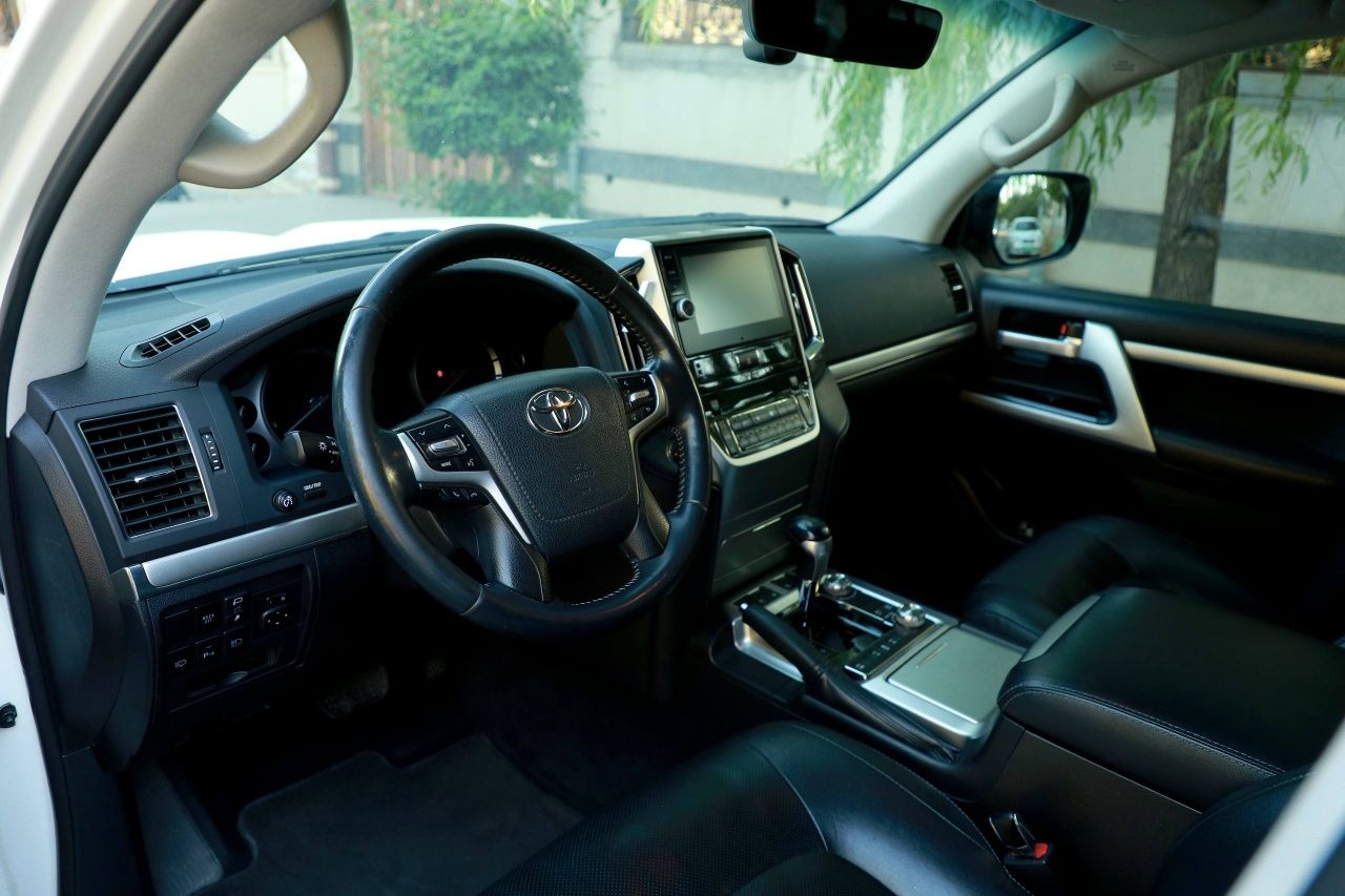 TOYOTA LAND CRUISER 200 насия. савдога. берилади.