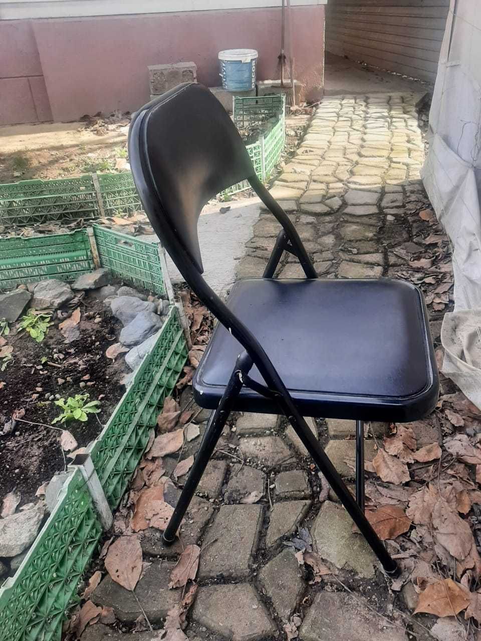 Складной, полумягкий, стул на металлической основе