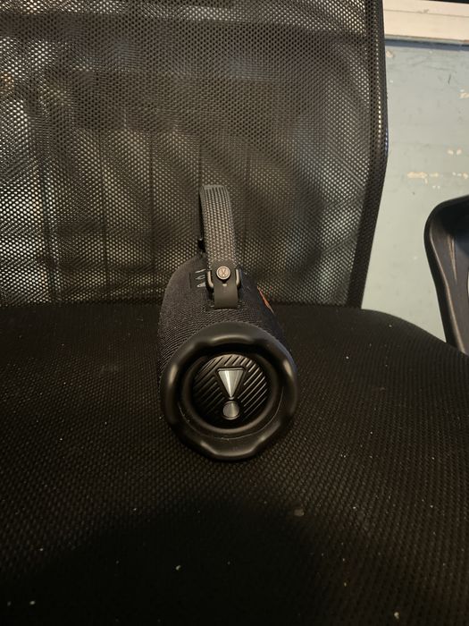 Boxa JBl Charge 6 inca in garantie,cumparata acum 3-4 luni