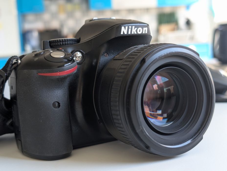 Nikon D5200 + Obiectiv Nikkor AF-S 50 mm f1.4 + 3 baterii + SD 128 GB