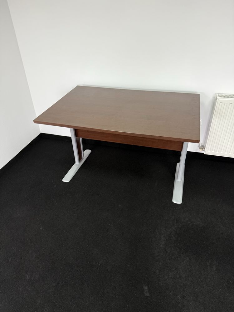 Vand mobilier de tip birou