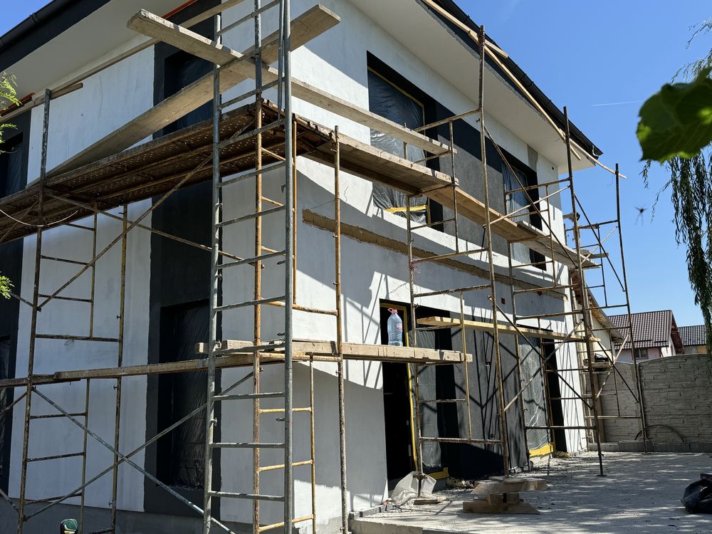 Constructii case la rosu si finisaje