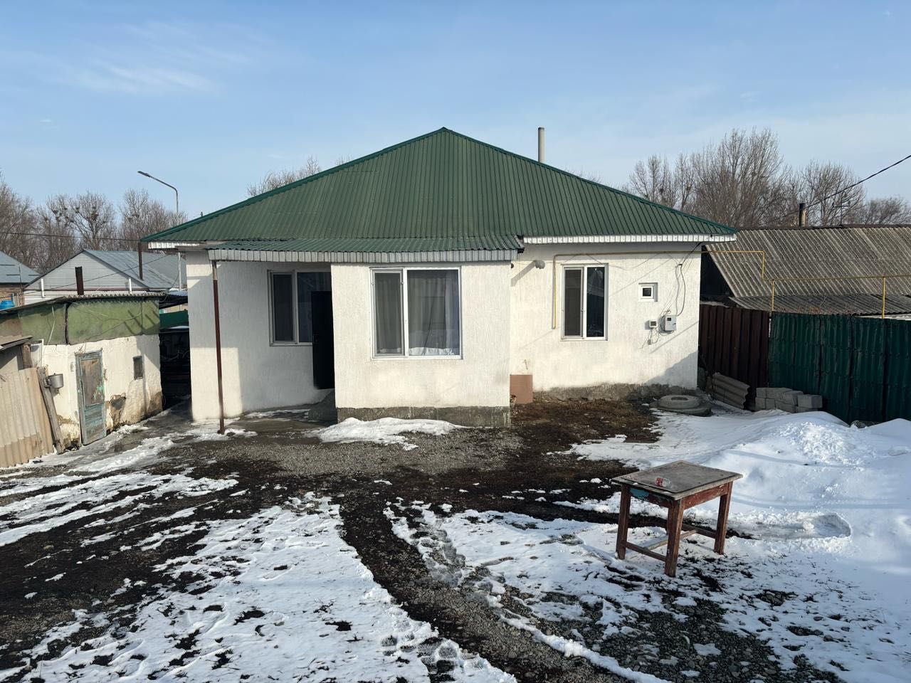 Продается дом в связи с переездом (10x12 м^2)