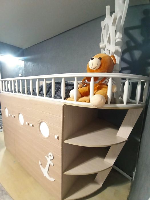 Кровать корабль с комодом