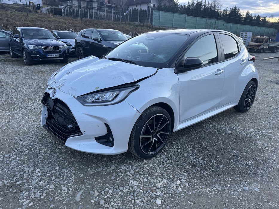 Toyota yaris 1.5 hybrid full extra bitone 2024 avariat