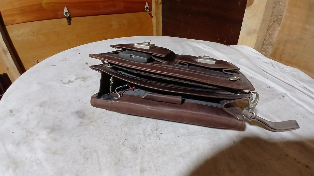 Кожена чанта с зарядно