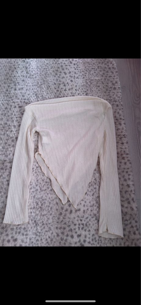 bluza pe umeri alba
