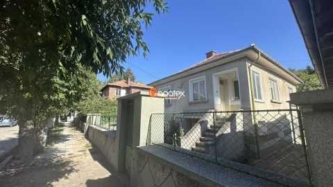 Продава двуетажна къща с РЗП 140 кв.м, с двор 400 кв.м в град Калофер