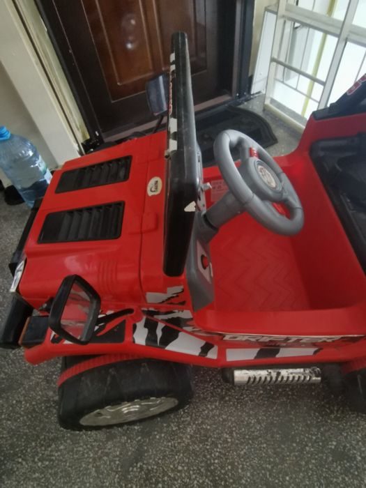 Vând mașinuța 4x4 roșie