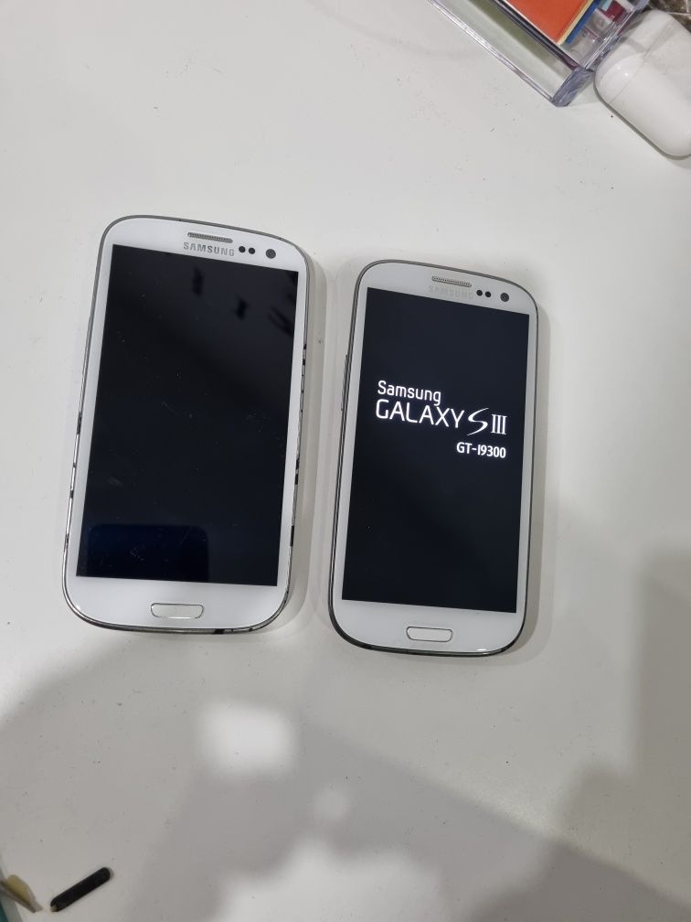 Doua telefoane cu touch-screen S3 cu probleme