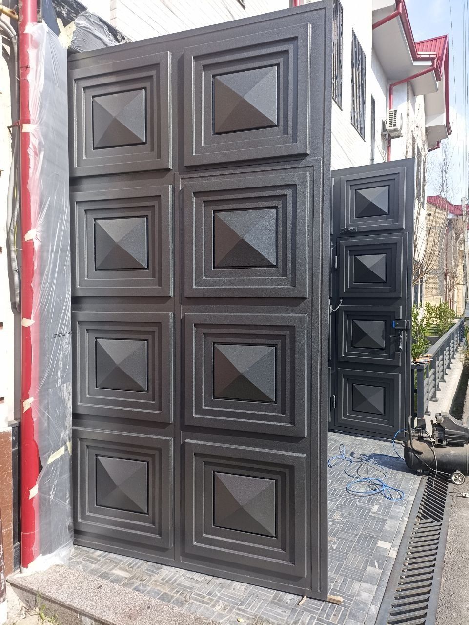 Ремонт покраска грунтовка ворот дверей из металла.