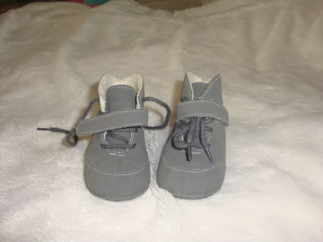 ботички за бебче и 2 комплекта шапка и шал