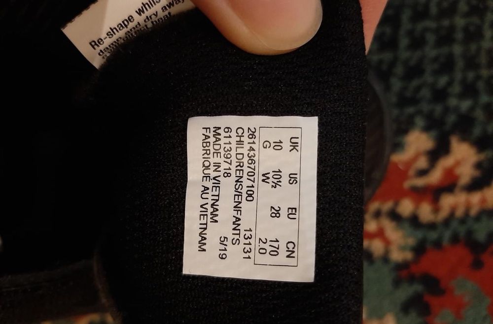 БЛАГОТВОРИТВЛНО!!! Детски черни обувки с велко Clarks