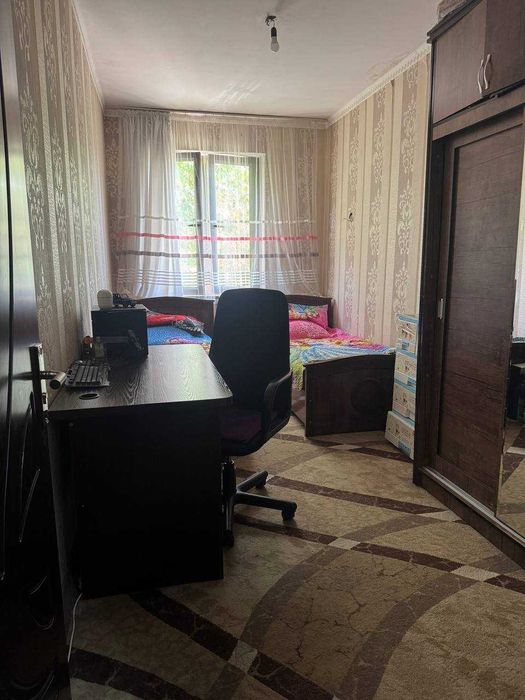 Chilonzor 2-mavzeda 3-xonali uy sotiladi.