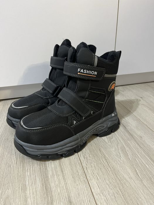 Продам детские новые зимние ботинки