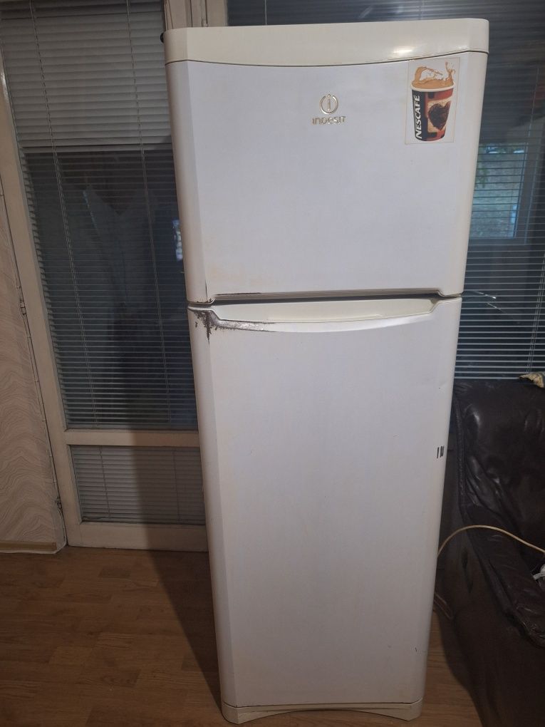 Хладилник с фризер Indesit