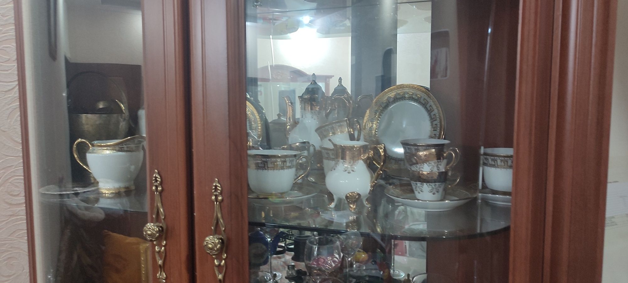Горка, пенал, посудный шкаф угловой, сервант в гостиную комнату