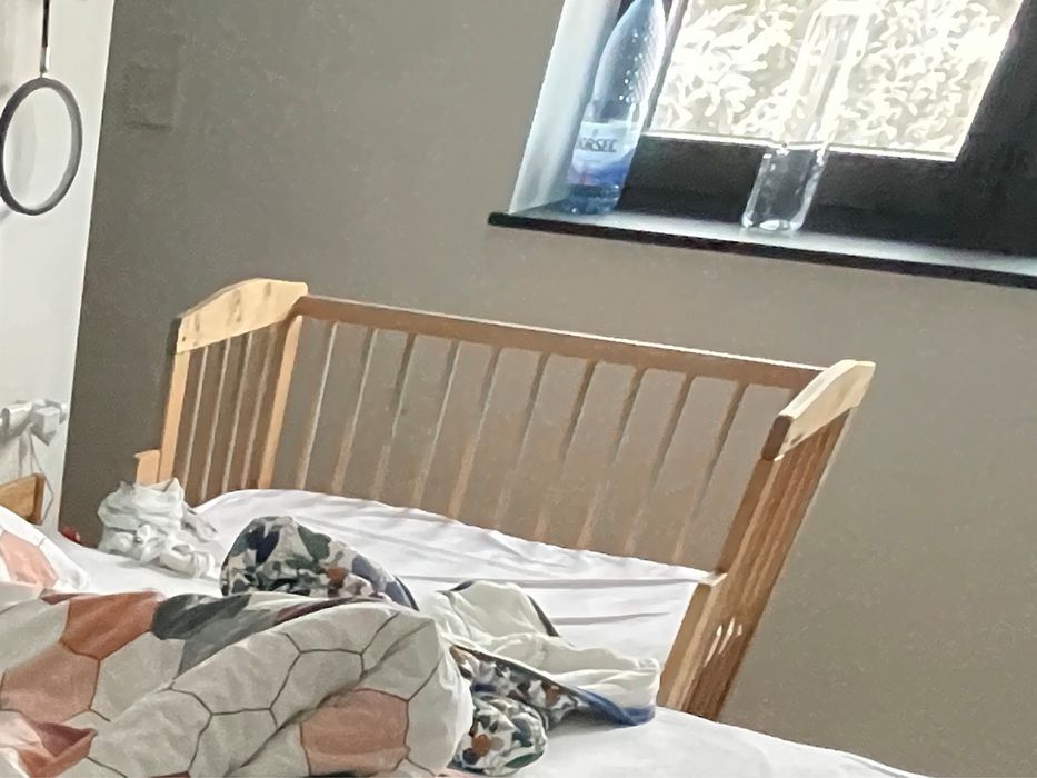 Co-sleeper din lemn transformabil in patut bebe