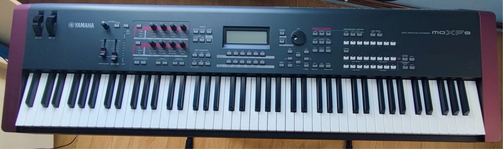 Pian digital Yamaha MOXF8