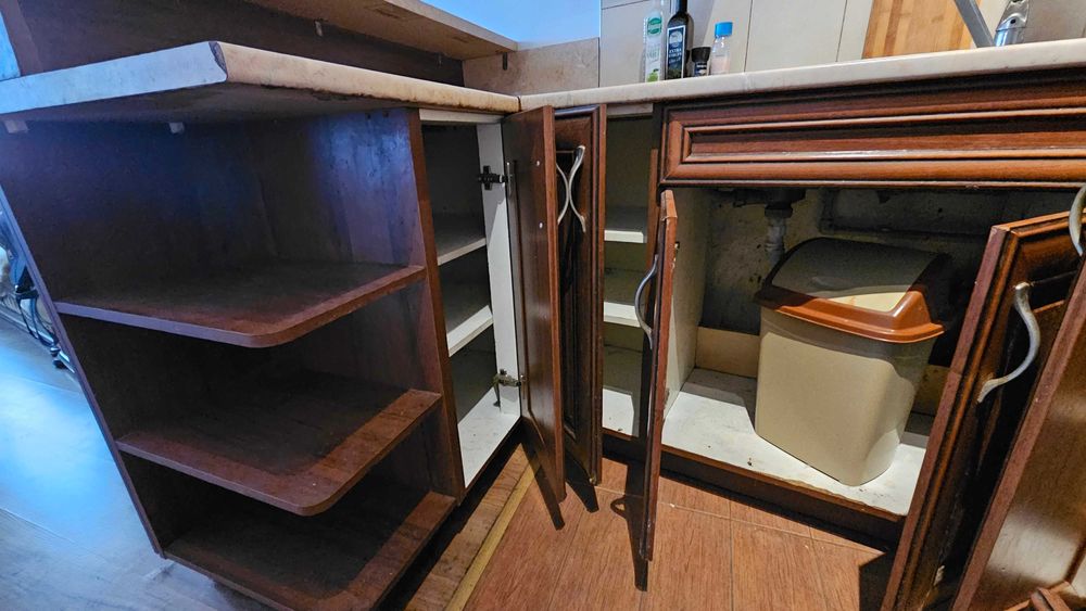 Ъглова кухня с фурна, мивка и аспиратор