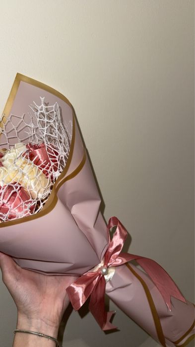 Сатенени рози и букети