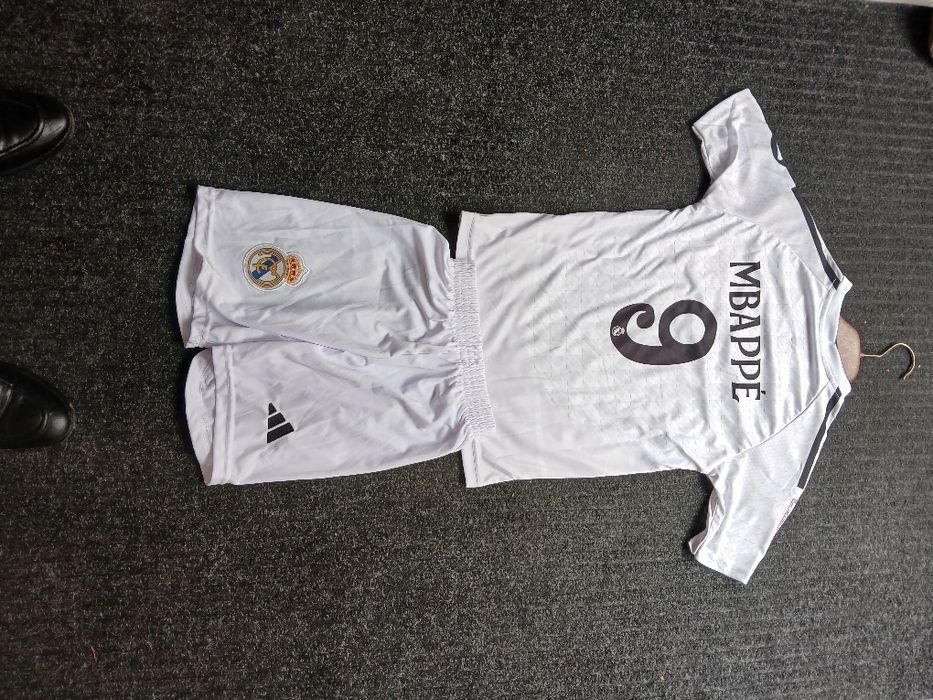 Продавам на Adidas и Nike   спортни  екип комплект  на добра ц