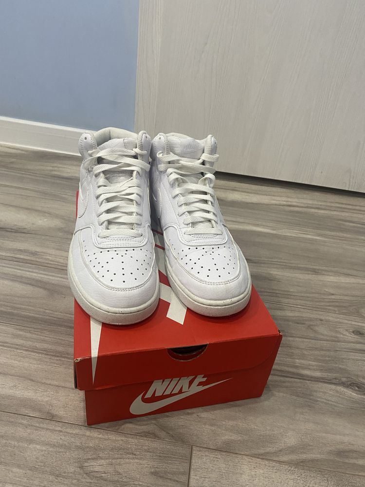 Бели кецове Nike