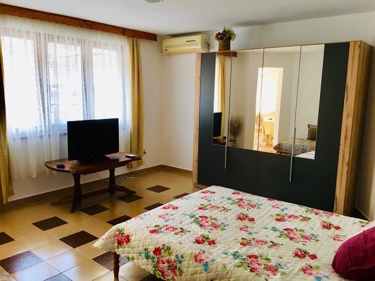 Дава се под наем Двустаен апартамент в Бургас, Център - 65 кв.м за 175 € - Снимка #6