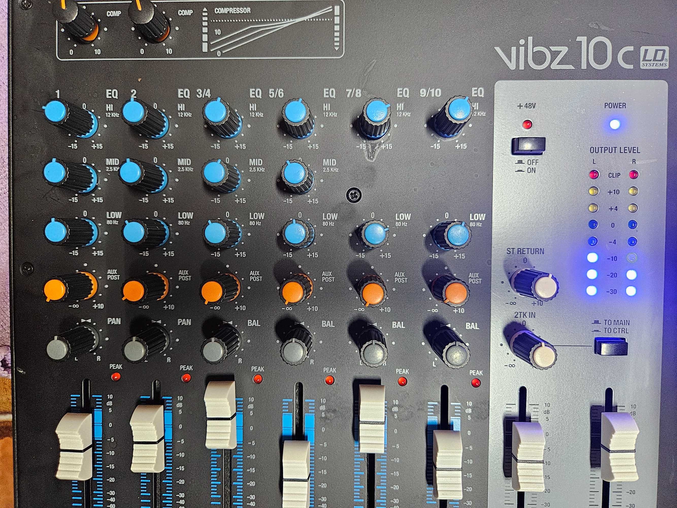 VIBZ 10 C
Consolă de mixare cu 10 canale cu compresor