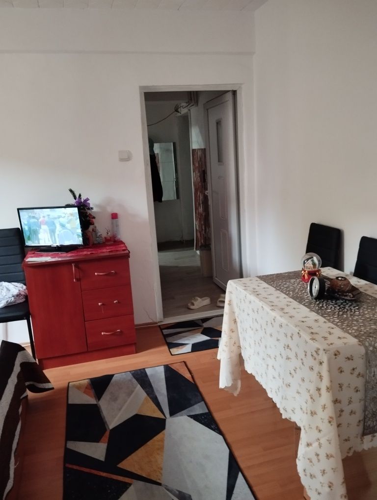 Vând apartament zona Oinac