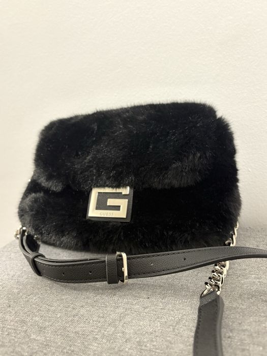 Черна пухена чанта Guess