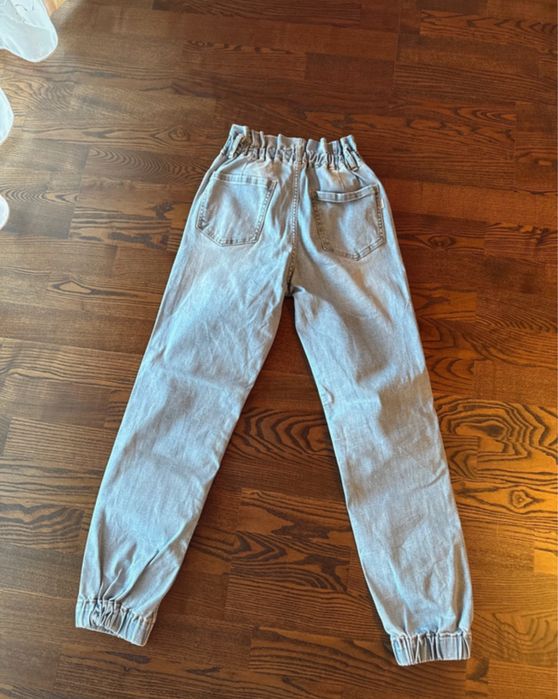 Blugi lejeri Bershka – XS – Stil modern și super confortabili!