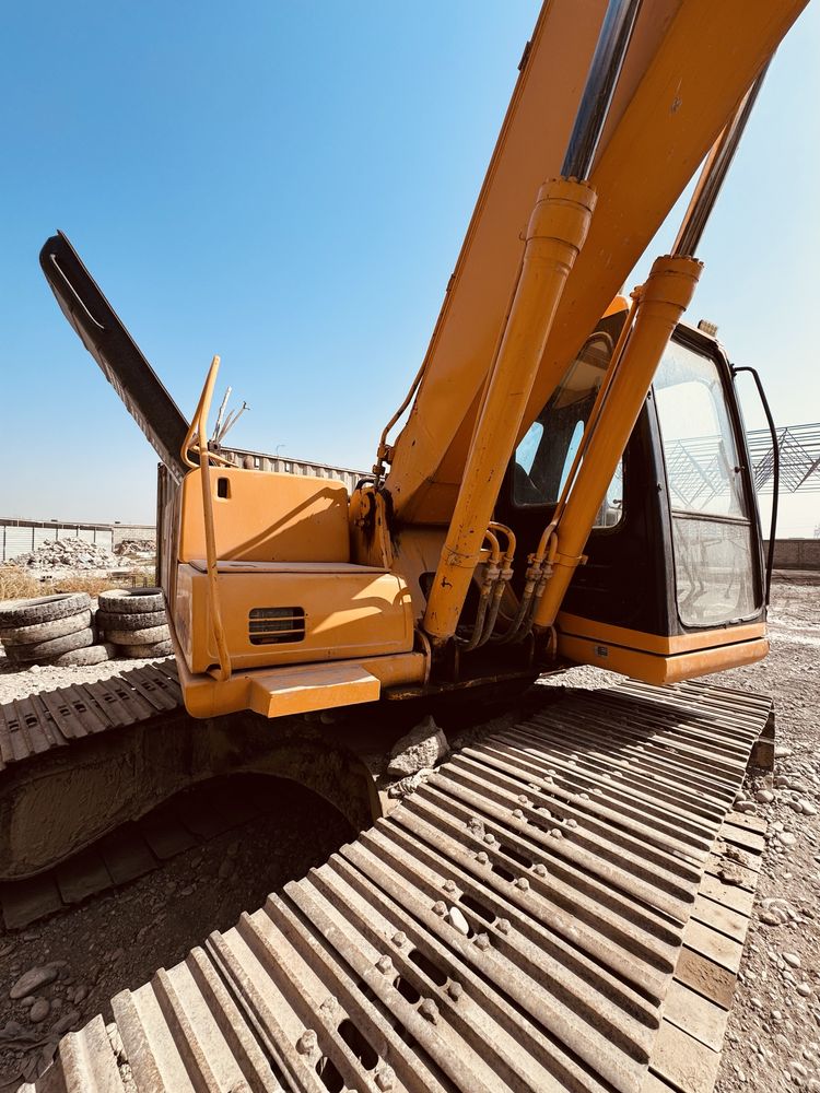Экскаватор гусеничный Komatsu PC220