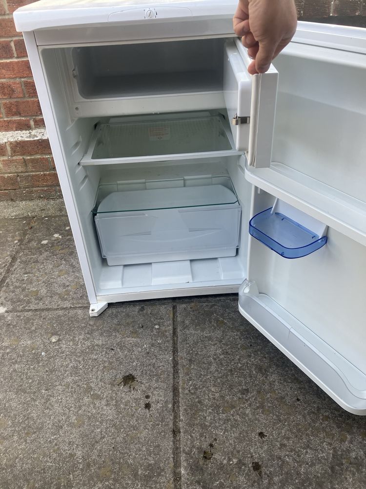 Малък хладилник