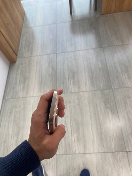 Продаю телефон Iphone 16 pro
