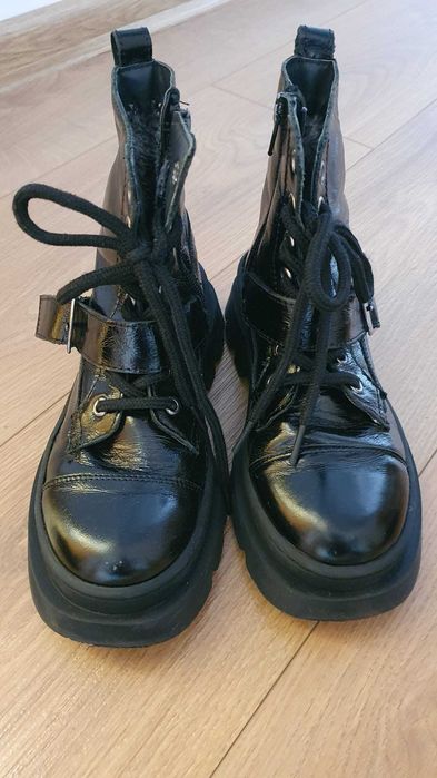 Vand bocanci negri luciosi de piele pentru fete